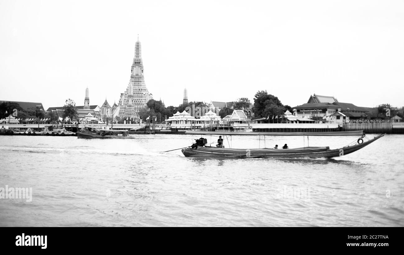 Un long bateau à queue passait à Wat Arun, Bangkok Thaïlande Banque D'Images
