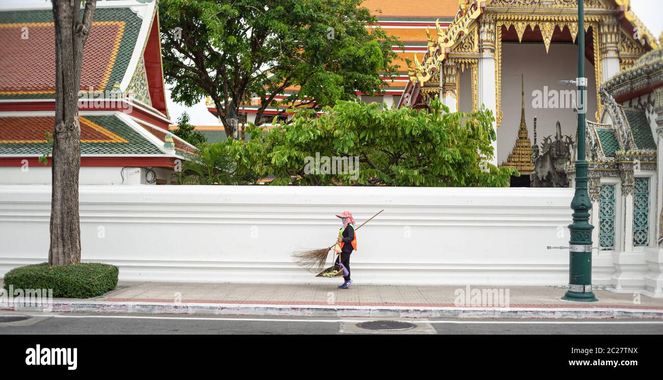 Un balayeur de rue marchait dans le quartier de Wat Pho, Bangkok Thaïlande Banque D'Images