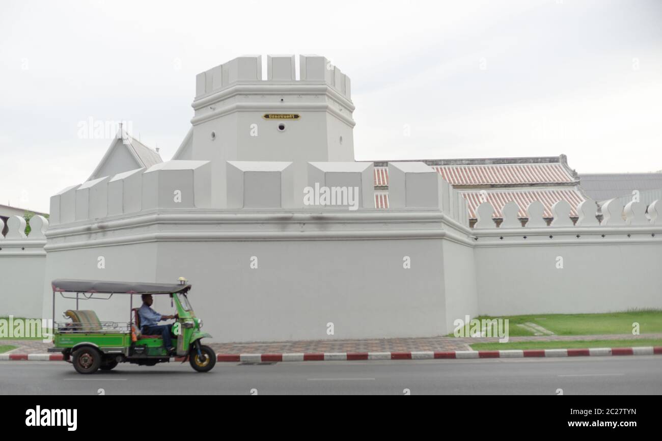 Un tuk tuk passait devant le fort du Grand Palais Royal, Bangkok Thaïlande Banque D'Images