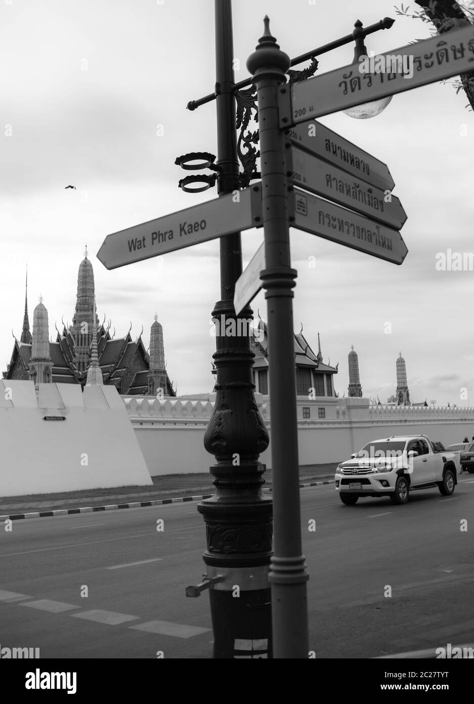 Un lieu direction flèche à proximité de Grand Palais Royal, Bangkok Thaïlande Banque D'Images