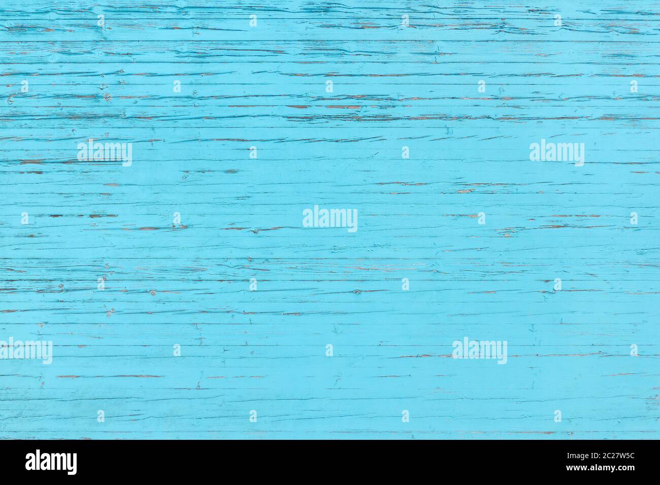 Bleu clair, mur en bois partiellement très abîmé avec texture horizontale Banque D'Images