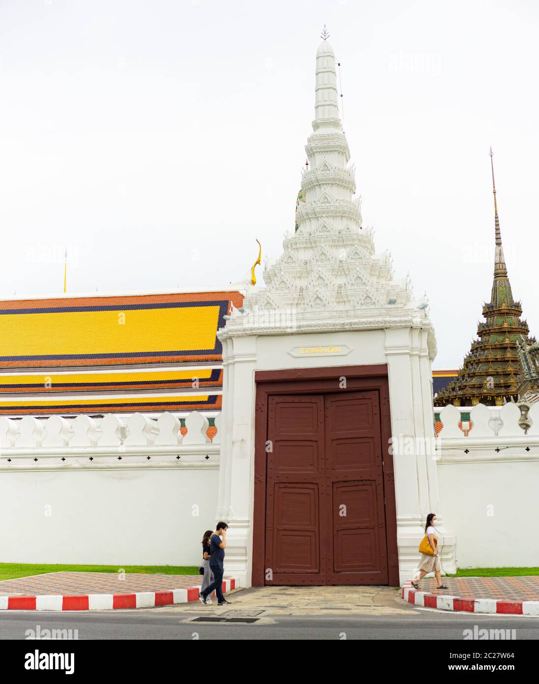 Les gens passaient la porte du Grand Palais Royal, Bangkok Thaïlande Banque D'Images