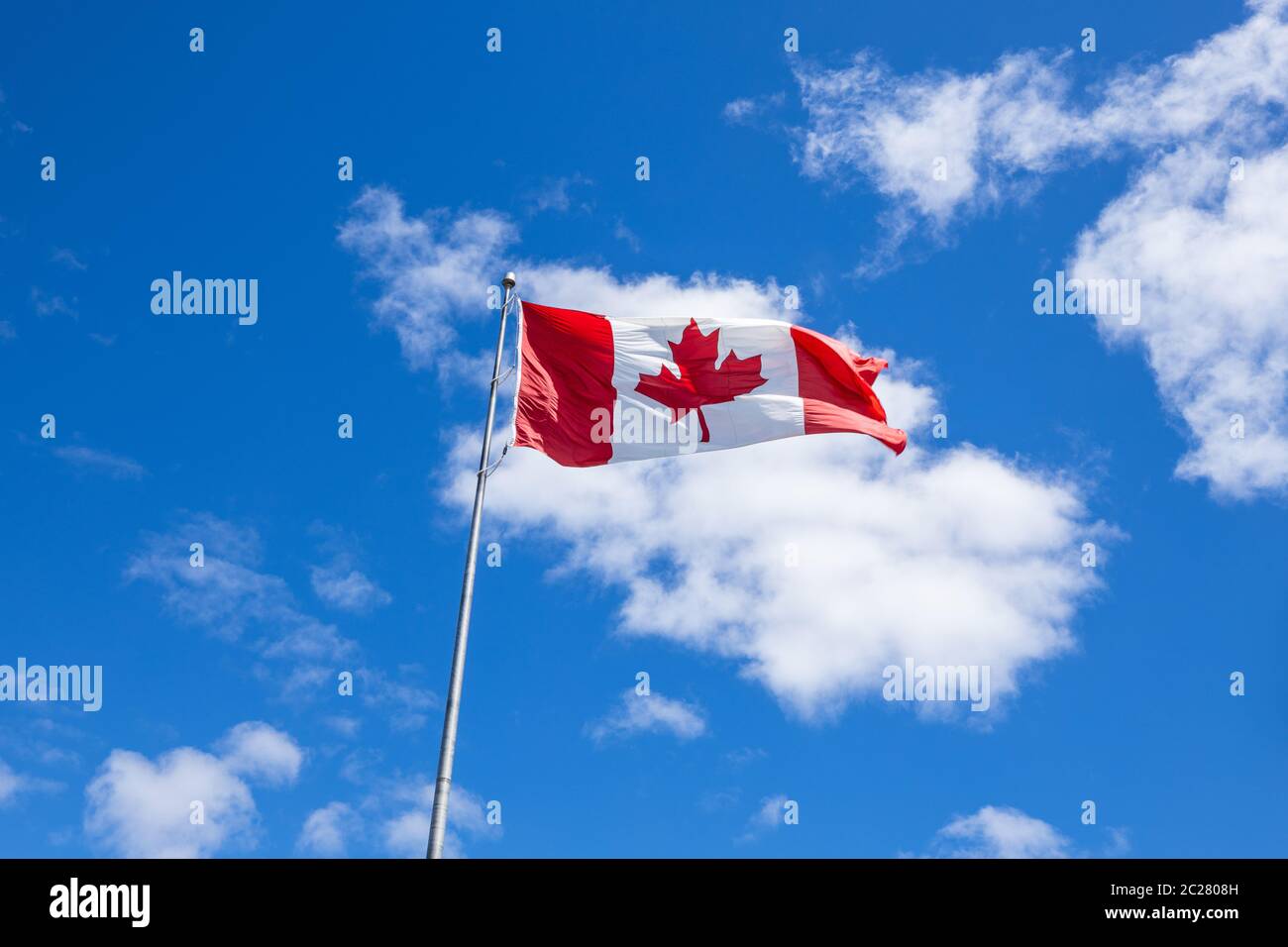 drapeau canadien agitant sur fond de nuages Banque D'Images