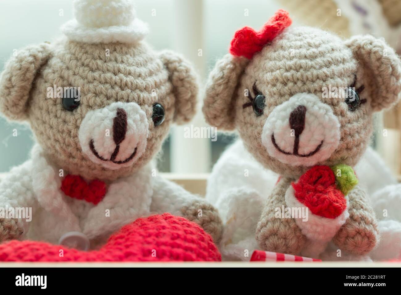 Valentines Day sweetheart cute Teddy Bears Holding Heart et red rose Banque D'Images