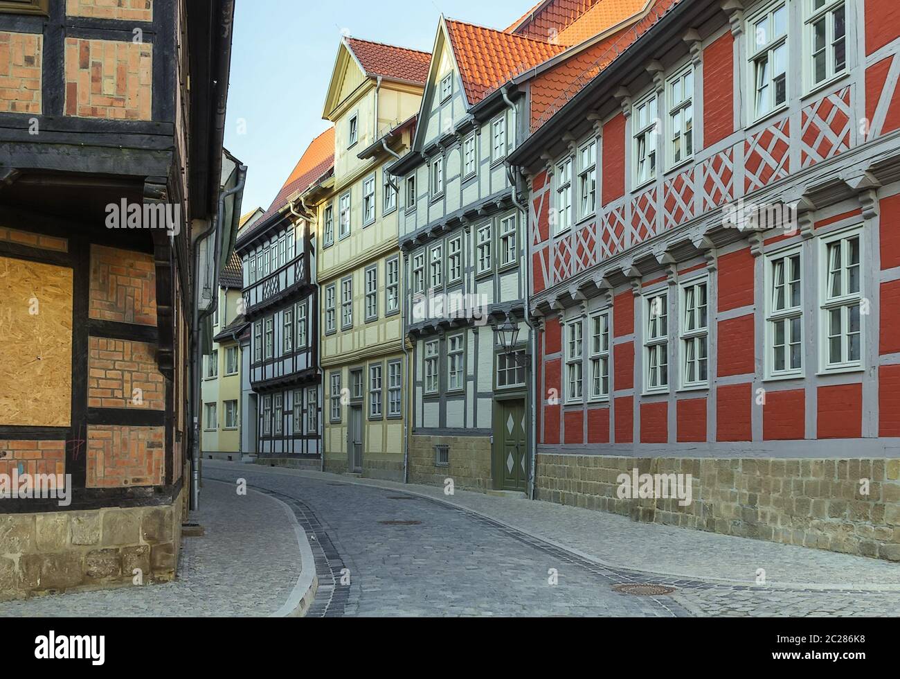 La rue avec maisons à colombages à Quedlinburg, Allemagne Banque D'Images
