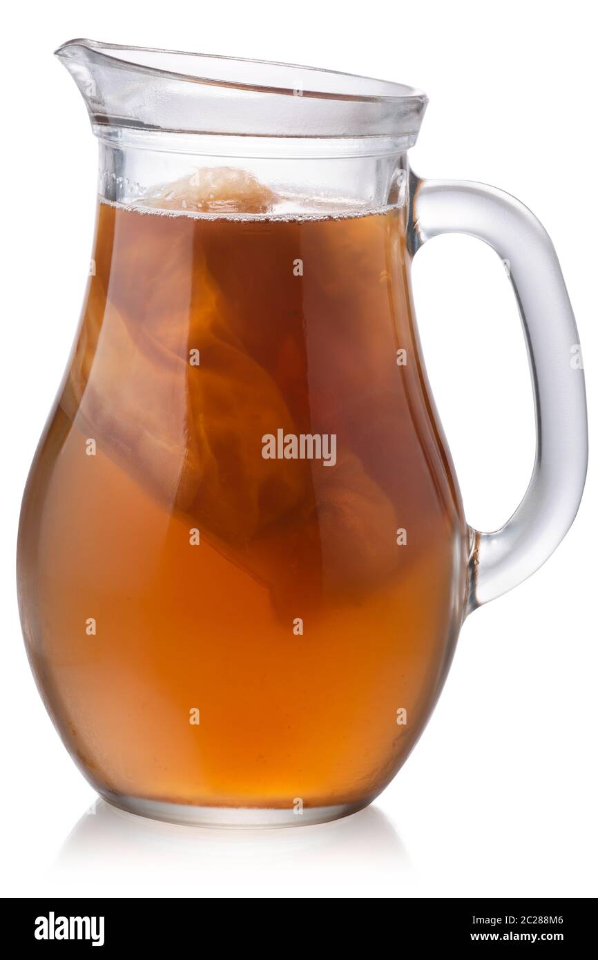 Pichet en verre de Kombucha, un thé fermenté, boisson de champignons avec la culture à l'intérieur, isolé Banque D'Images