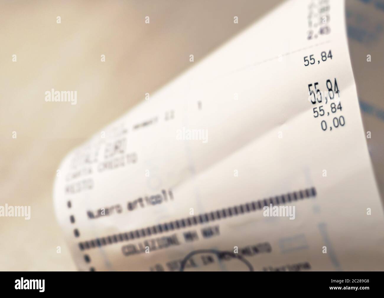 Vue rapprochée du montant total des achats d'épicerie dans un supermarché imprimé sur un reçu papier Banque D'Images