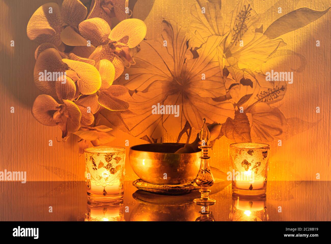 Un bol de chant aux chandelles Banque D'Images