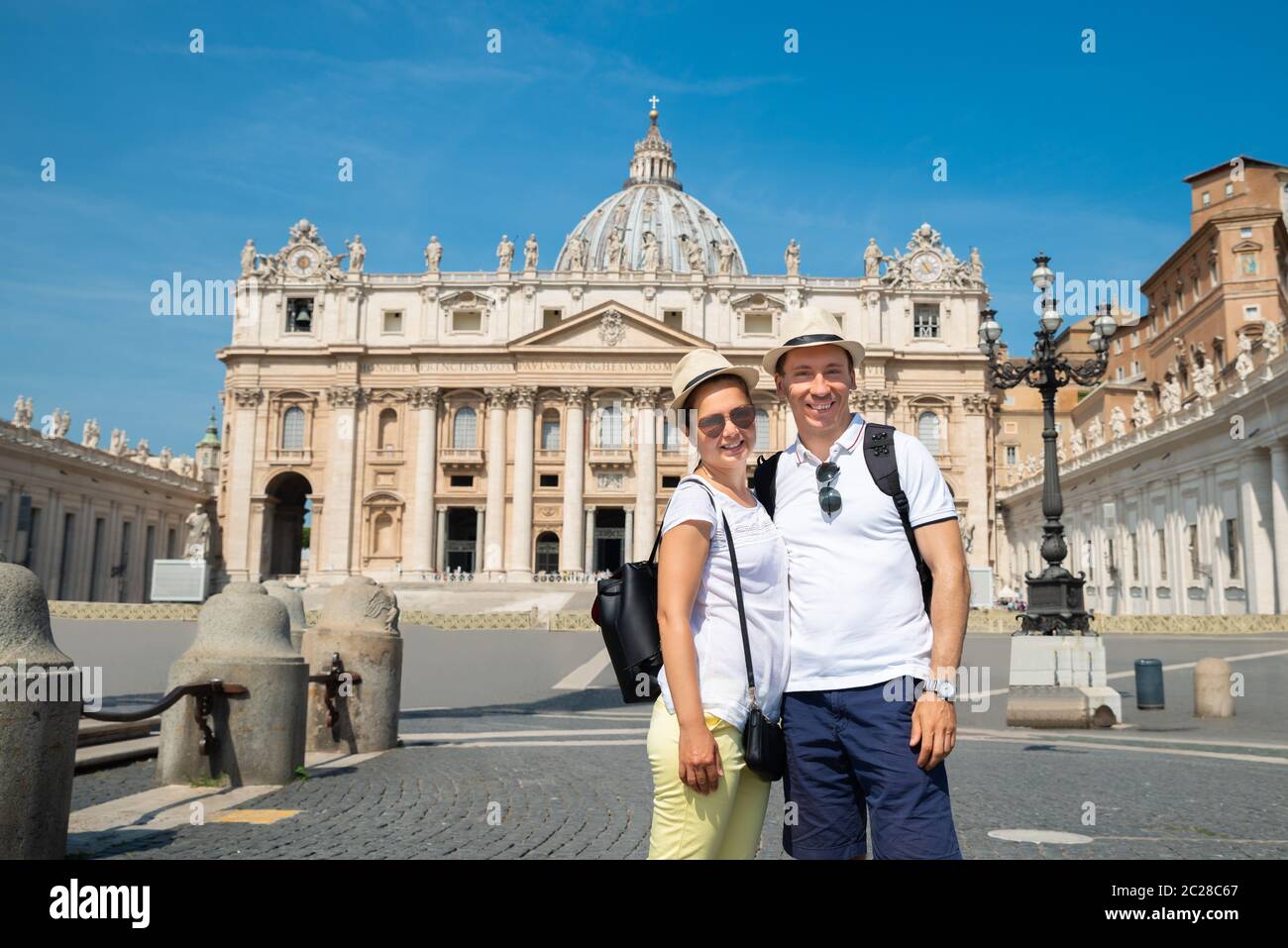 Femme en face de la Basilique St Pierre au Vatican Banque D'Images