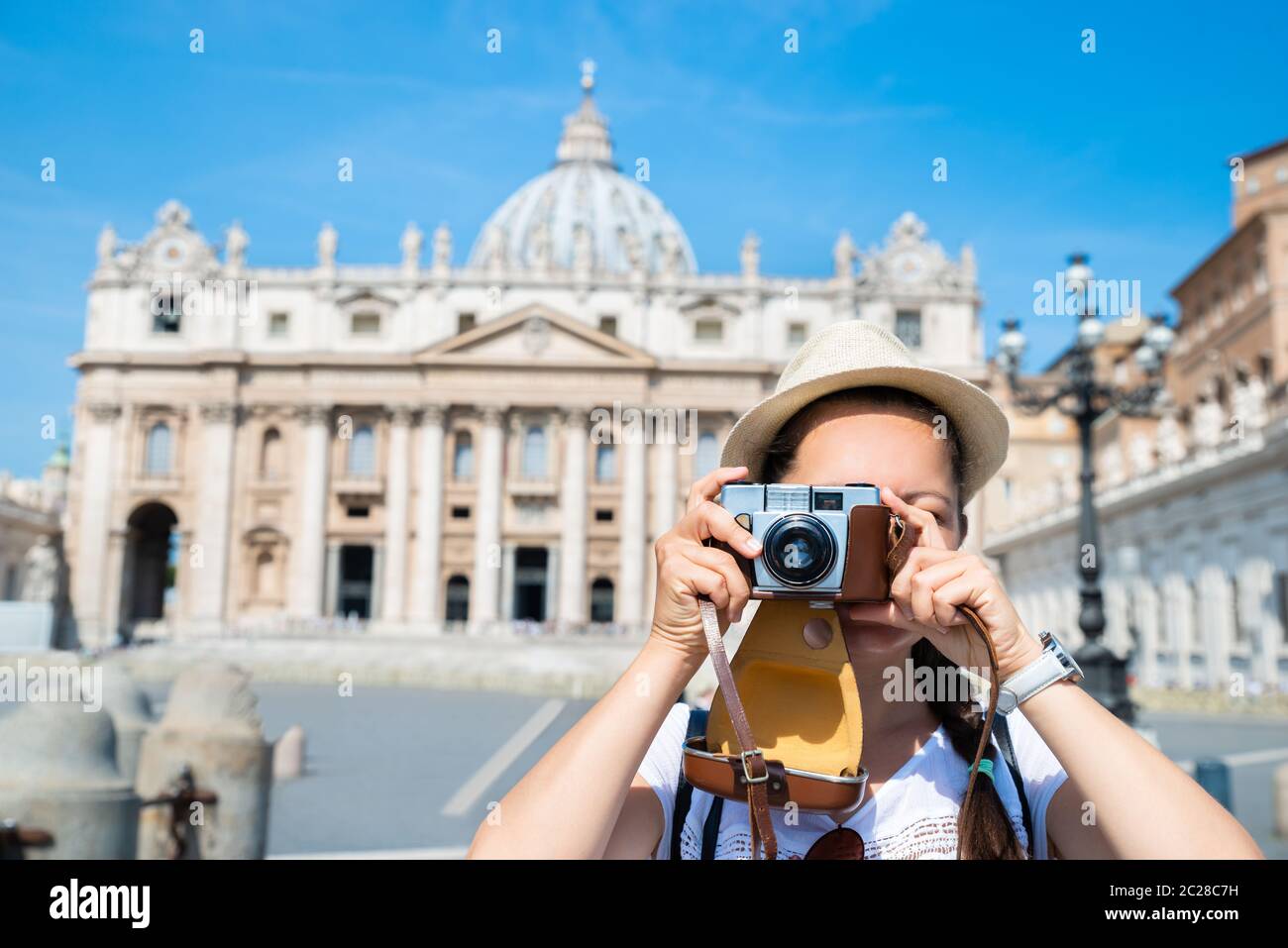 Woman Taking Photos de la Basilique Saint Pierre au Vatican Banque D'Images