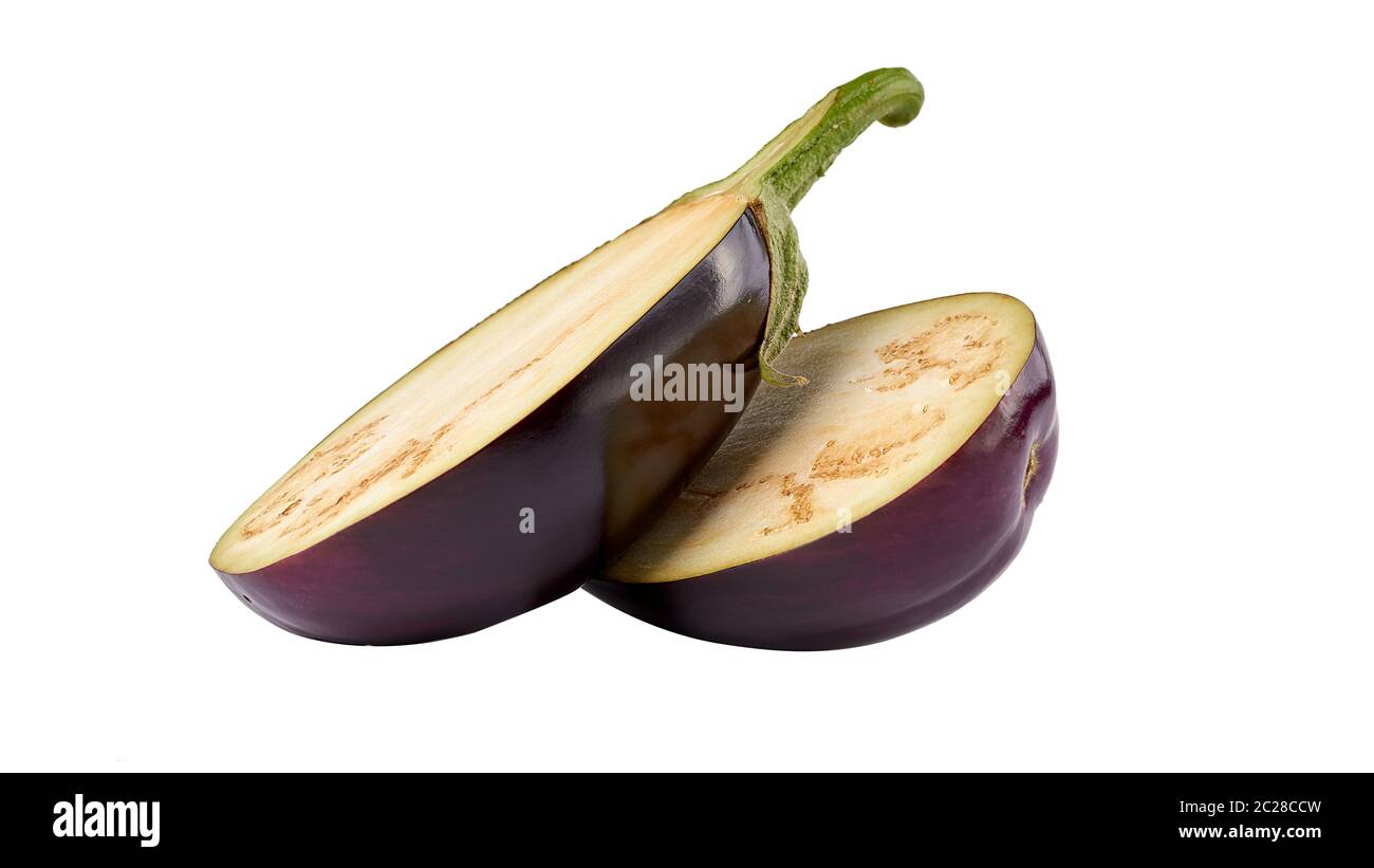 Les deux moitiés d'aubergine mûrs isolé sur un fond blanc, Close up Banque D'Images