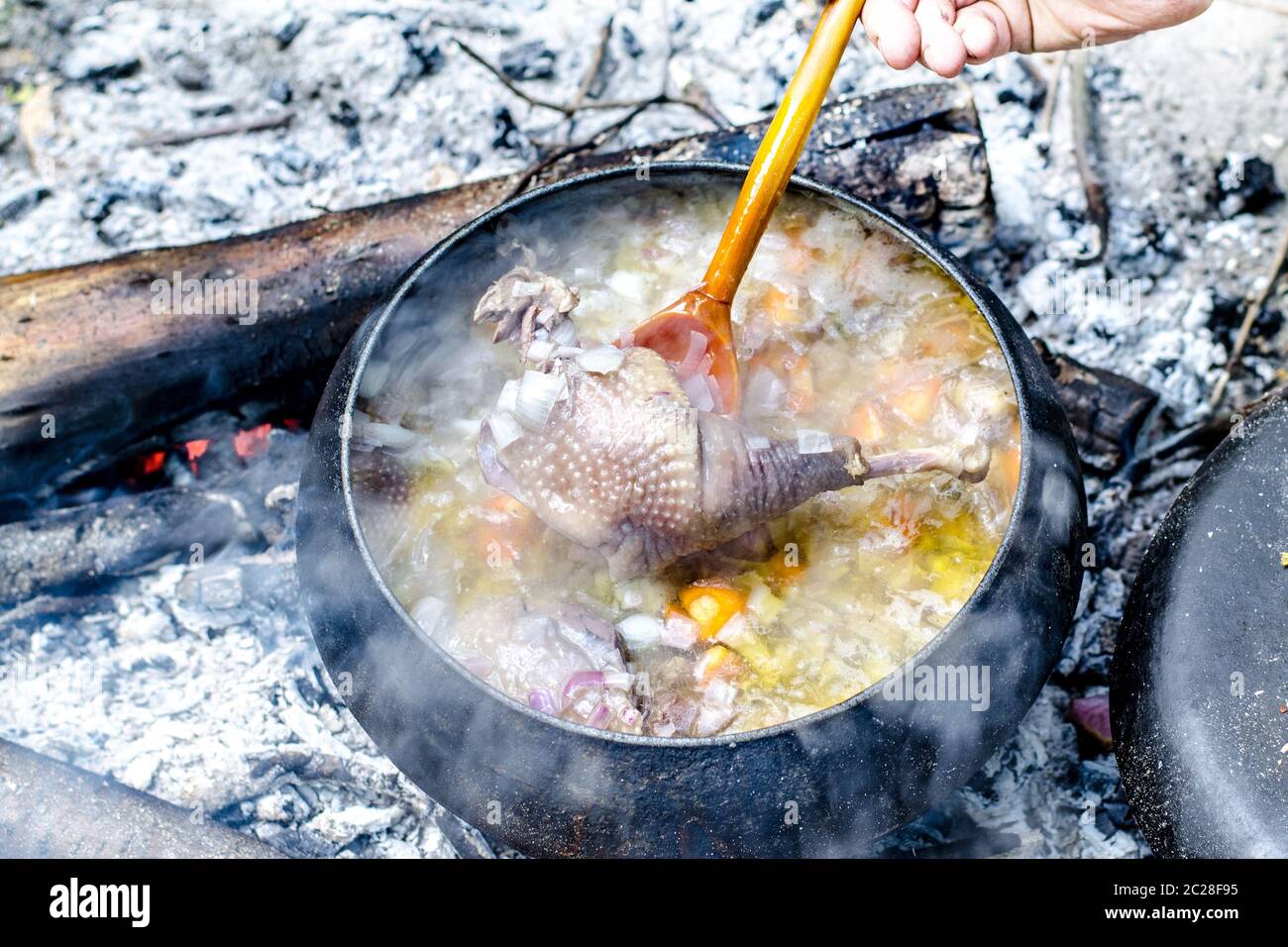 La soupe est cuite dans un pot touristique sur le feu Banque D'Images