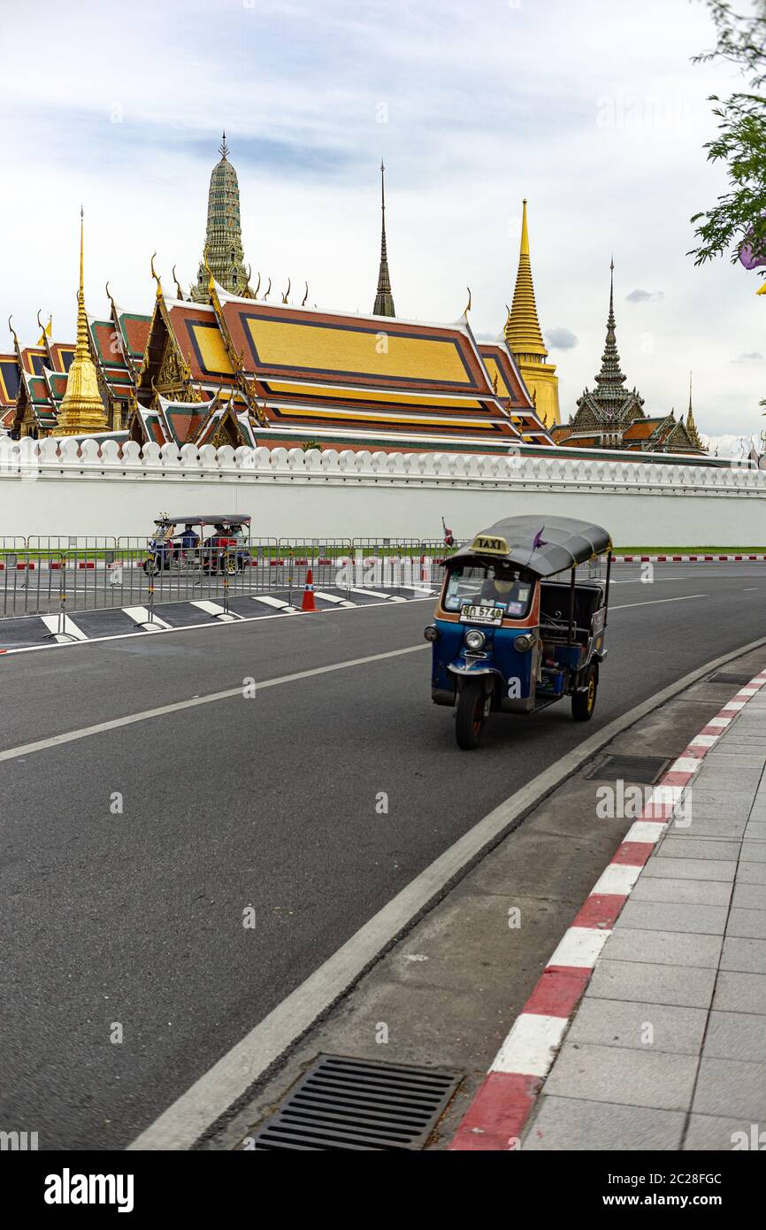 Un tuk tuk passait devant le Grand Palais Royal, Bangkok Thaïlande Banque D'Images