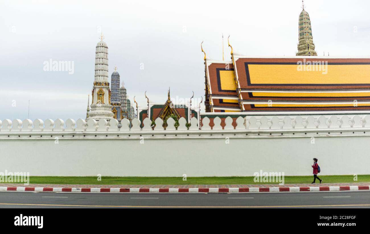 Une fille thaïlandaise marchait dans le quartier du Grand Palais Royal, Bangkok Thaïlande Banque D'Images