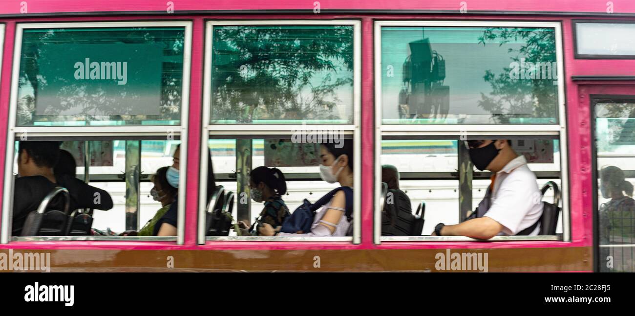 Un passager de bus portait des masques pendant la pandémie, Bangkok Thaïlande Banque D'Images