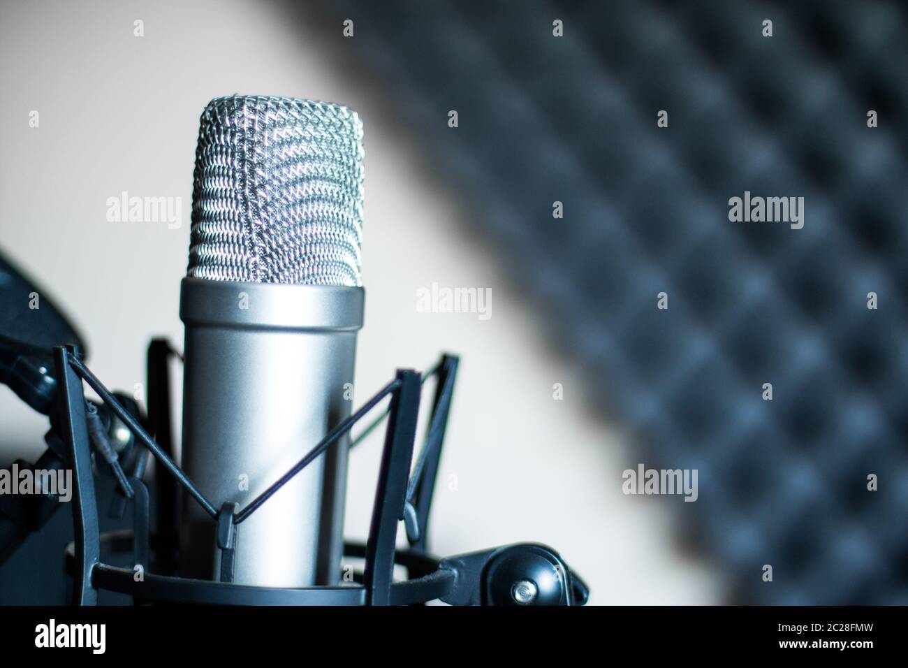 Microphone dans un studio d'enregistrement ou de radio professionnel,  isolation sonore dans un arrière-plan flou Photo Stock - Alamy