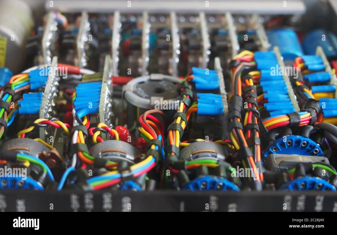 image de mise au point sélective de câbles et connecteurs de couleur complexe reliant les cartes de circuits imprimés aux composants électriques Banque D'Images