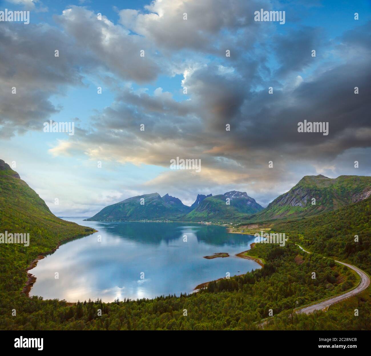 Vue d'été sur Ersfjord, Norvège, Senja Banque D'Images