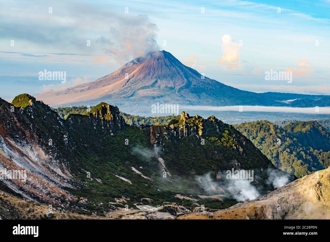 Vue du mont Sinabung, un volcan actif qui continue à cracher des cendres, comme le semblent le pic du mont Sibayak à Brestagi, Sumatra du nord, Indonésie Banque D'Images