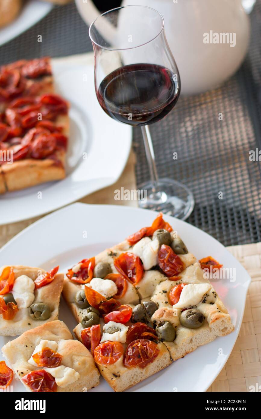 Dîner italien : vin rouge, pizza fraîche et savoureuse le soir, vacances Banque D'Images