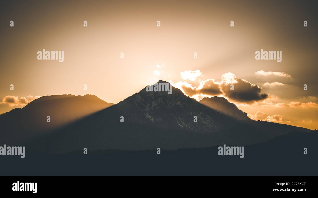 Coucher de soleil sur une montagne, poutres lumineuses Banque D'Images