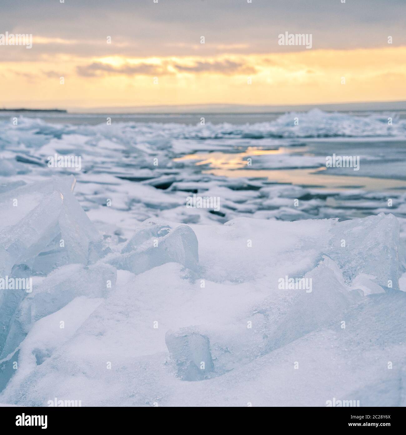 La glace sur le lac en hiver Banque D'Images