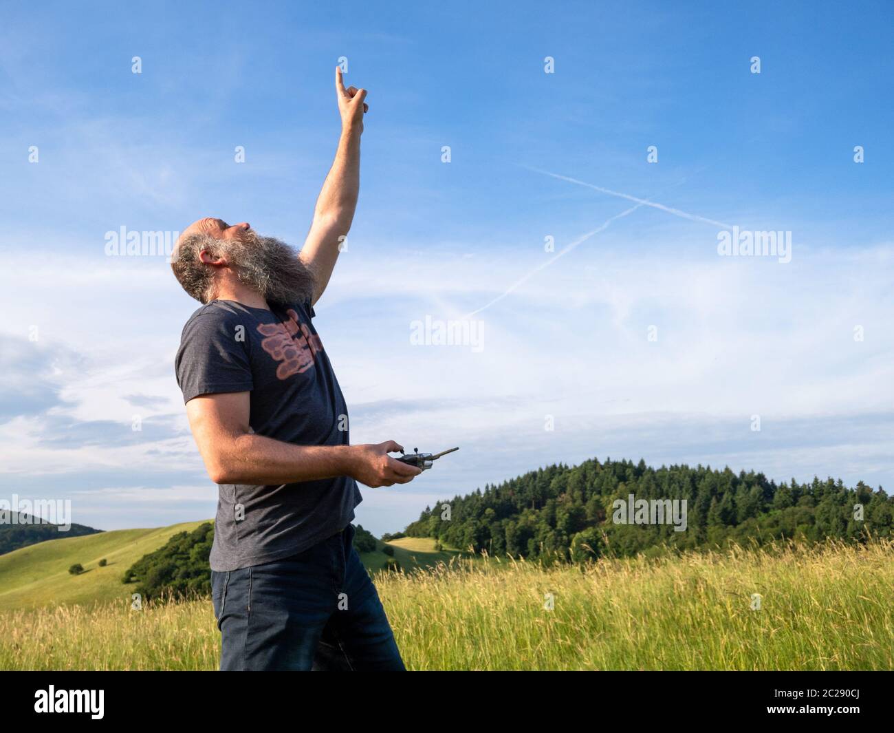 homme pointant vers son drone dans le ciel Banque D'Images