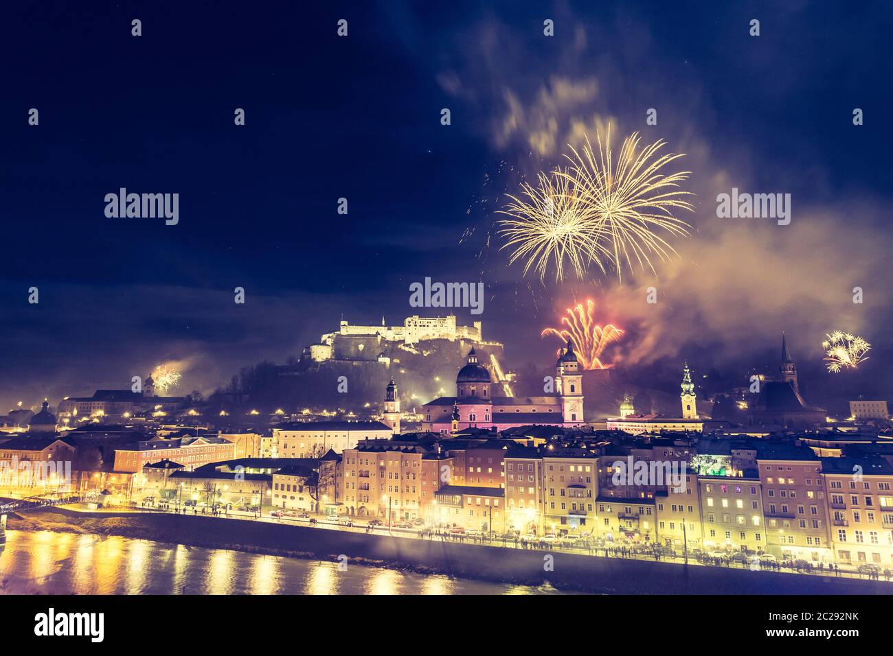 Saint-Sylvestre : feu magique sur la vieille ville de Salzbourg Banque D'Images