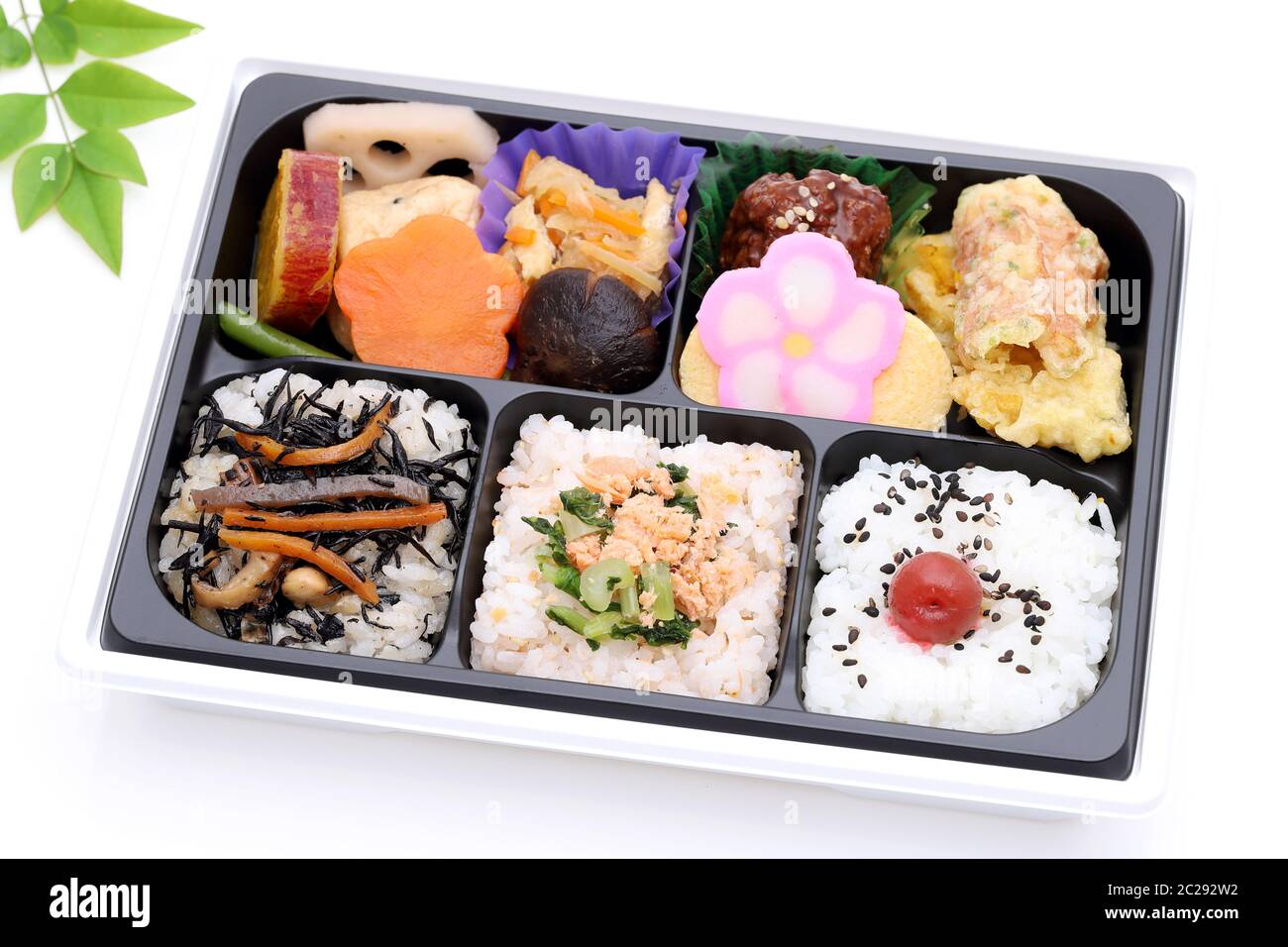 Déjeuner bento japonais Makunouchi sur fond blanc Banque D'Images