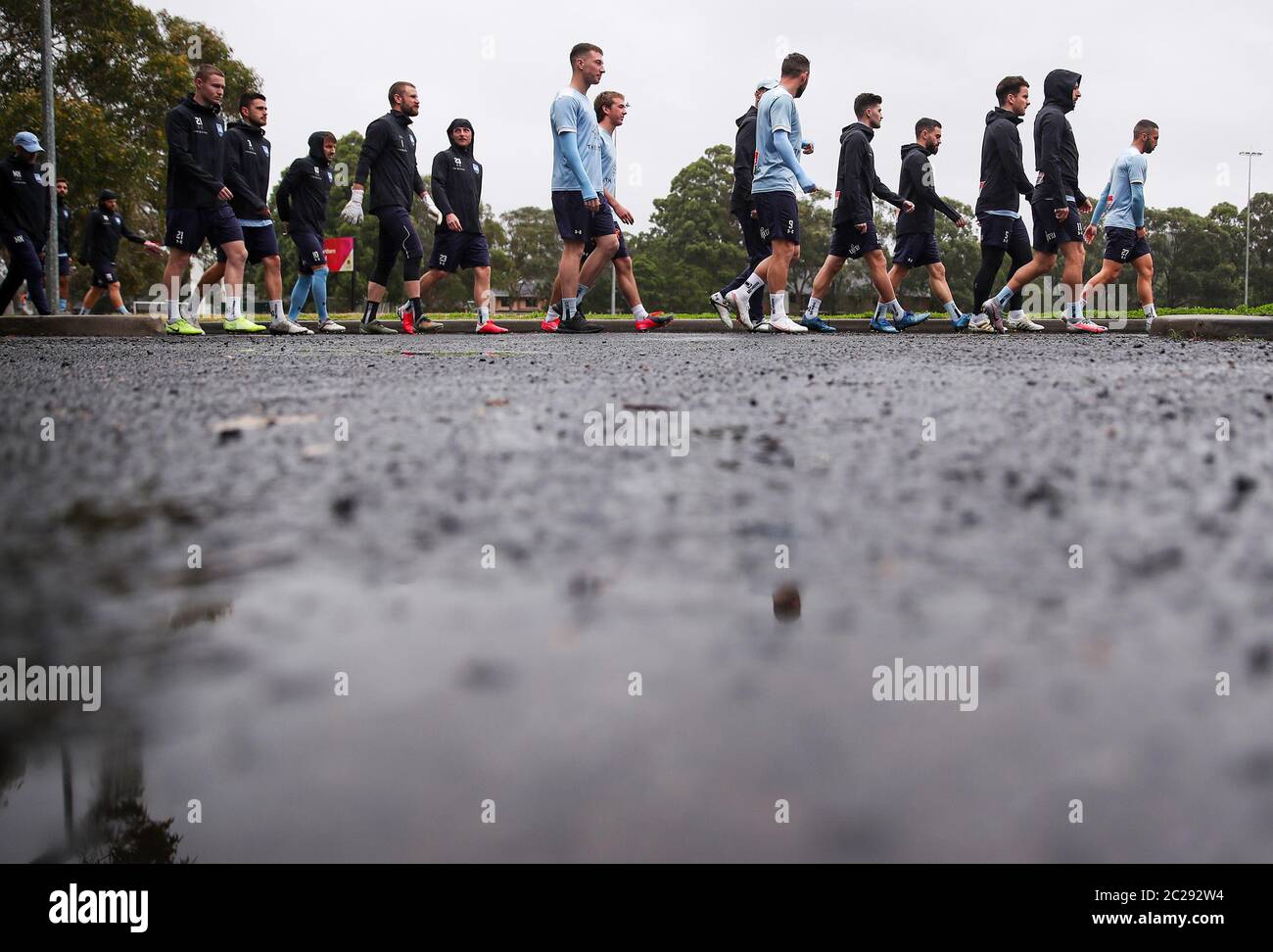 Sydney, Australie. 17 juin 2020. Les joueurs du FC Sydney arrivent avant une session de formation à l'Université Macquarie à Sydney, en Australie, le 17 juin 2020. La ligue DE football A de niveau professionnel le plus élevé d'Australie pour hommes doit reprendre le 16 juillet, la victoire de Melbourne prenant pour l'ouest de l'unité à l'AAMI Park à Melbourne. Crédit: Bai Xuefei/Xinhua/Alay Live News Banque D'Images