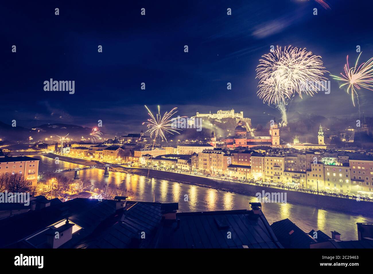 Saint-Sylvestre : feu magique sur la vieille ville de Salzbourg Banque D'Images