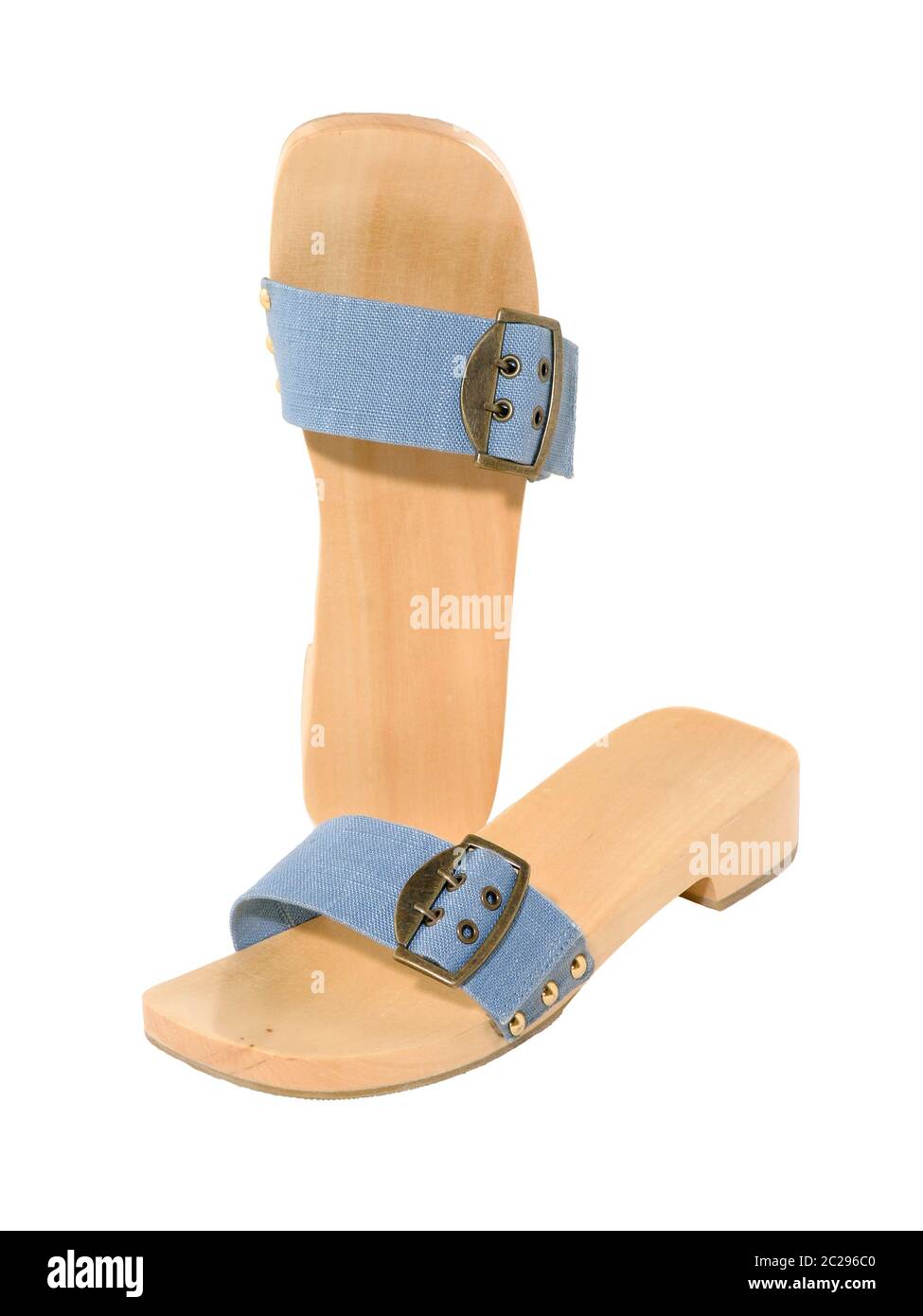 jean bleu sandals avec semelle en bois isolée sur blanc Banque D'Images