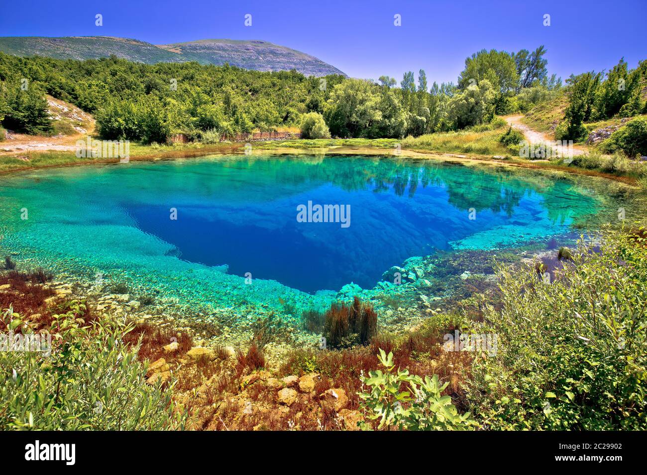 Source de la rivière Cetina ou l'oeil de la Terre vue paysage, arrière-pays dalmate de la Croatie Banque D'Images