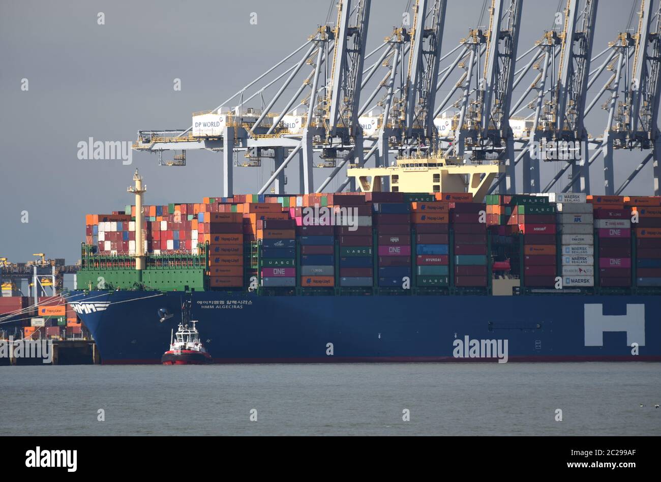 Algeciras est le plus grand navire à conteneurs du monde, d'une longueur de 400 mètres presque la hauteur de l'Empire State Building. Photo sur la Tamise. Banque D'Images