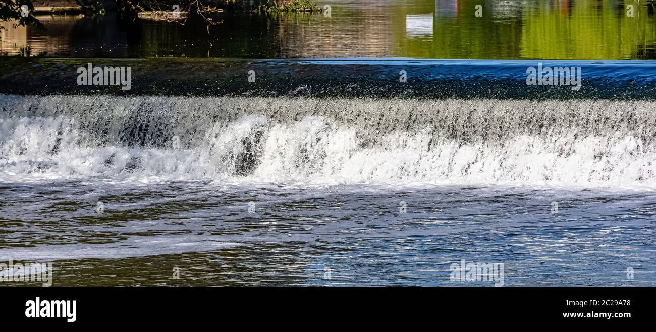 Cascade de la rivière Avon à Warwick, Warwickshire, Royaume-Uni Banque D'Images