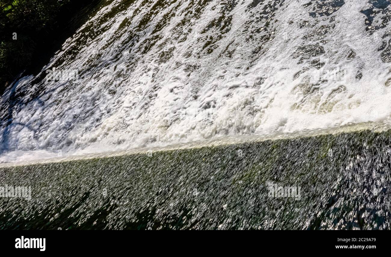 Cascade de la rivière Avon à Warwick, Warwickshire, Royaume-Uni Banque D'Images