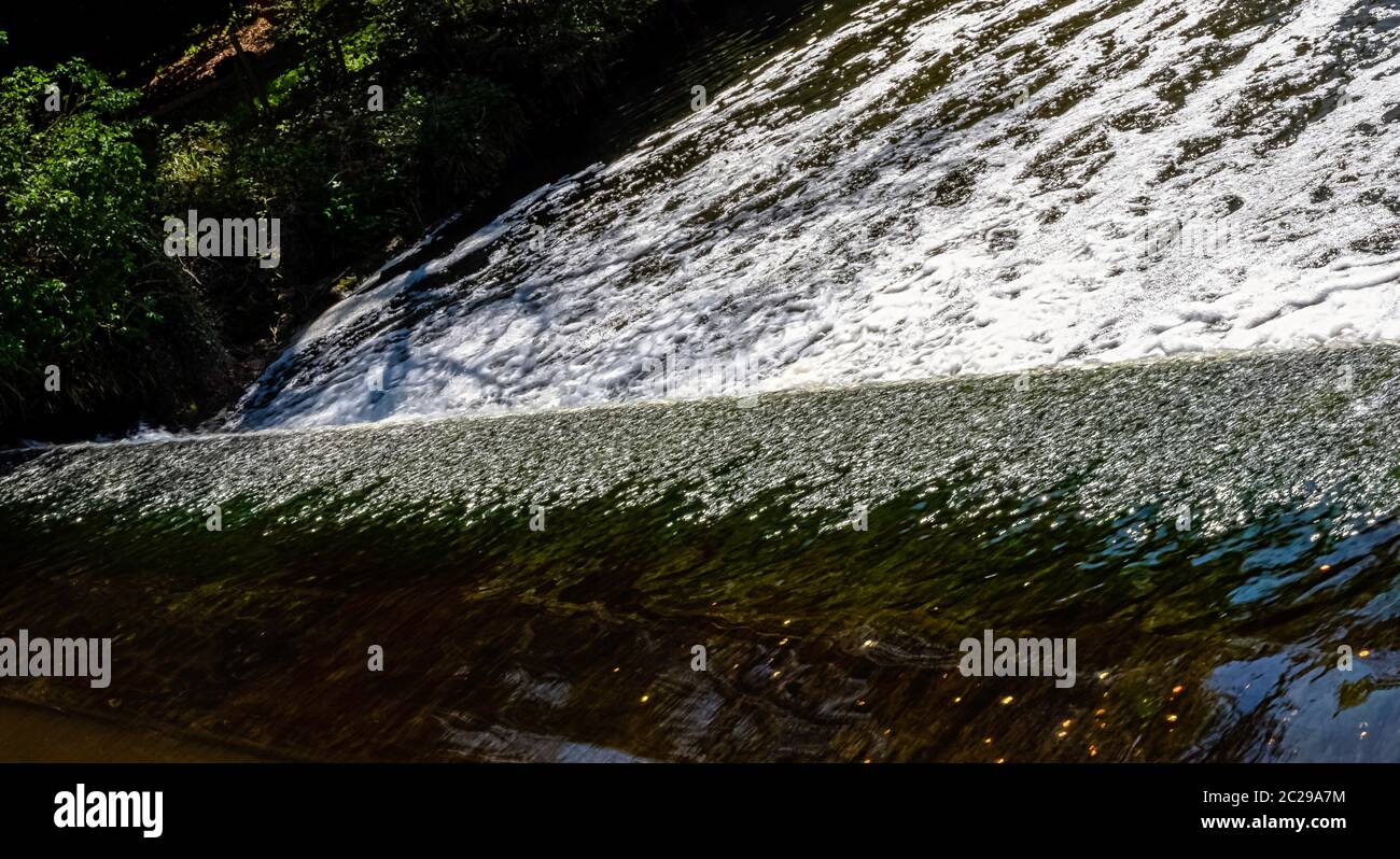 Cascade de la rivière Avon à Warwick, Warwickshire, Royaume-Uni Banque D'Images