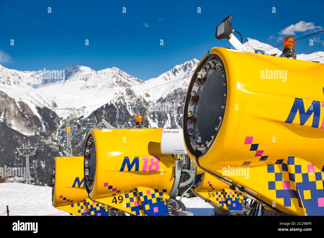 Canons à neige jaunes en Suisse Banque D'Images
