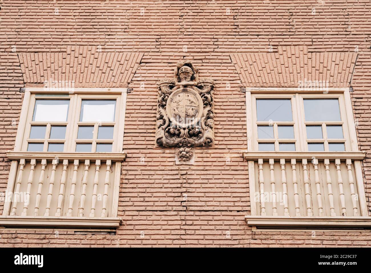 Bas-reliefs en pierre au-dessus de la porte avant. Armes de différentes régions d'Espagne, dans le village espagnol - Poble Espanyol Banque D'Images
