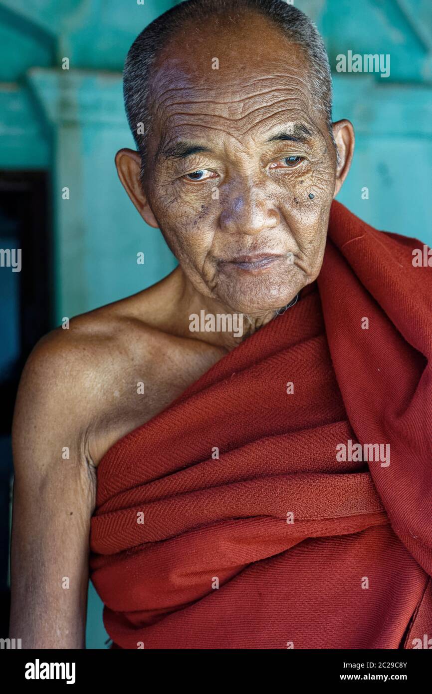 Monk au monastère de Yokesone, Salay, Myanmar Banque D'Images