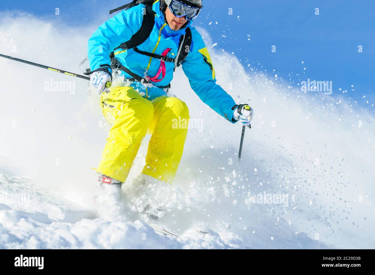 Le skieur de Telemark dans la neige fraîche en poudre dans l'arrière-pays de la région d'Arlberg Banque D'Images