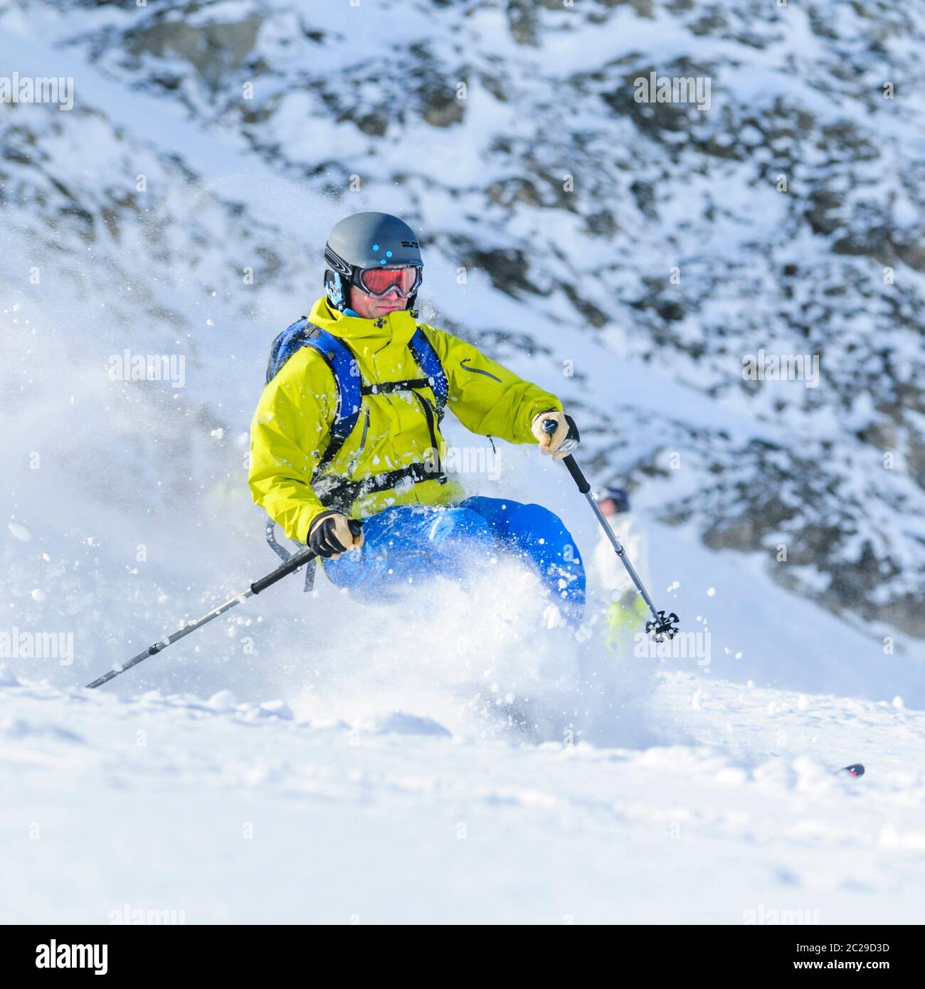Le skieur de Telemark dans la neige fraîche en poudre dans l'arrière-pays de la région d'Arlberg Banque D'Images