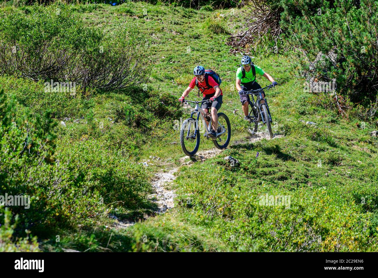 Les Mountainbikers font une visite dans les alpes autrichiennes près de Schruns Banque D'Images