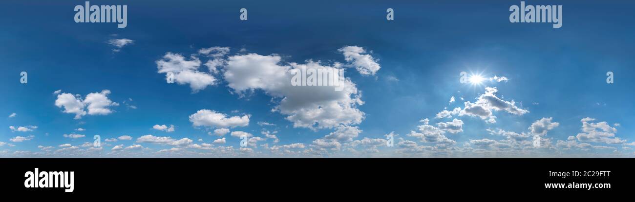 Panorama du ciel transparent avec vue à 360 degrés et magnifiques formations de nuages pour une utilisation dans les graphiques 3D comme dôme de ciel ou pour le post-traitement des images de drones Banque D'Images