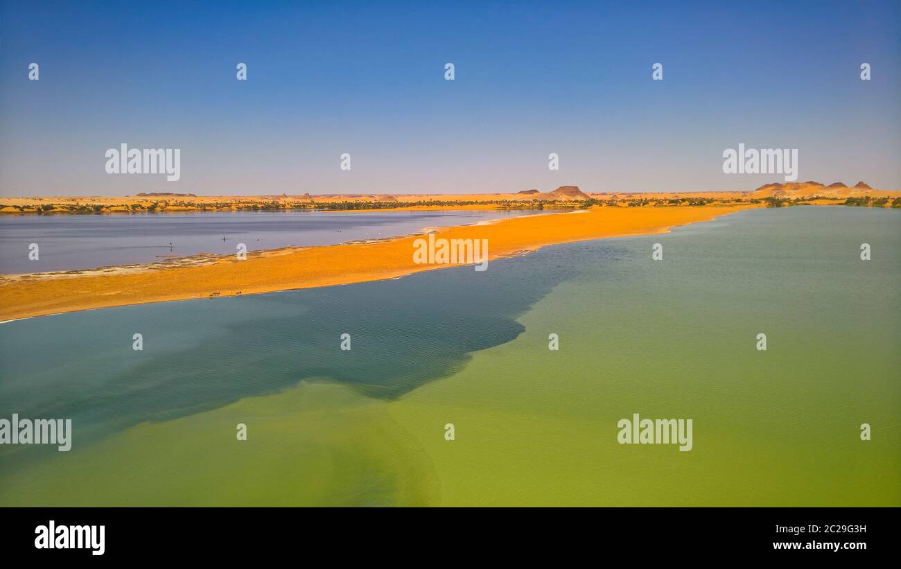 Vue panoramique sur le groupe de lacs Katam aka Baramar des lacs d'Ounianga kebir à Ennedi, Tchad Banque D'Images