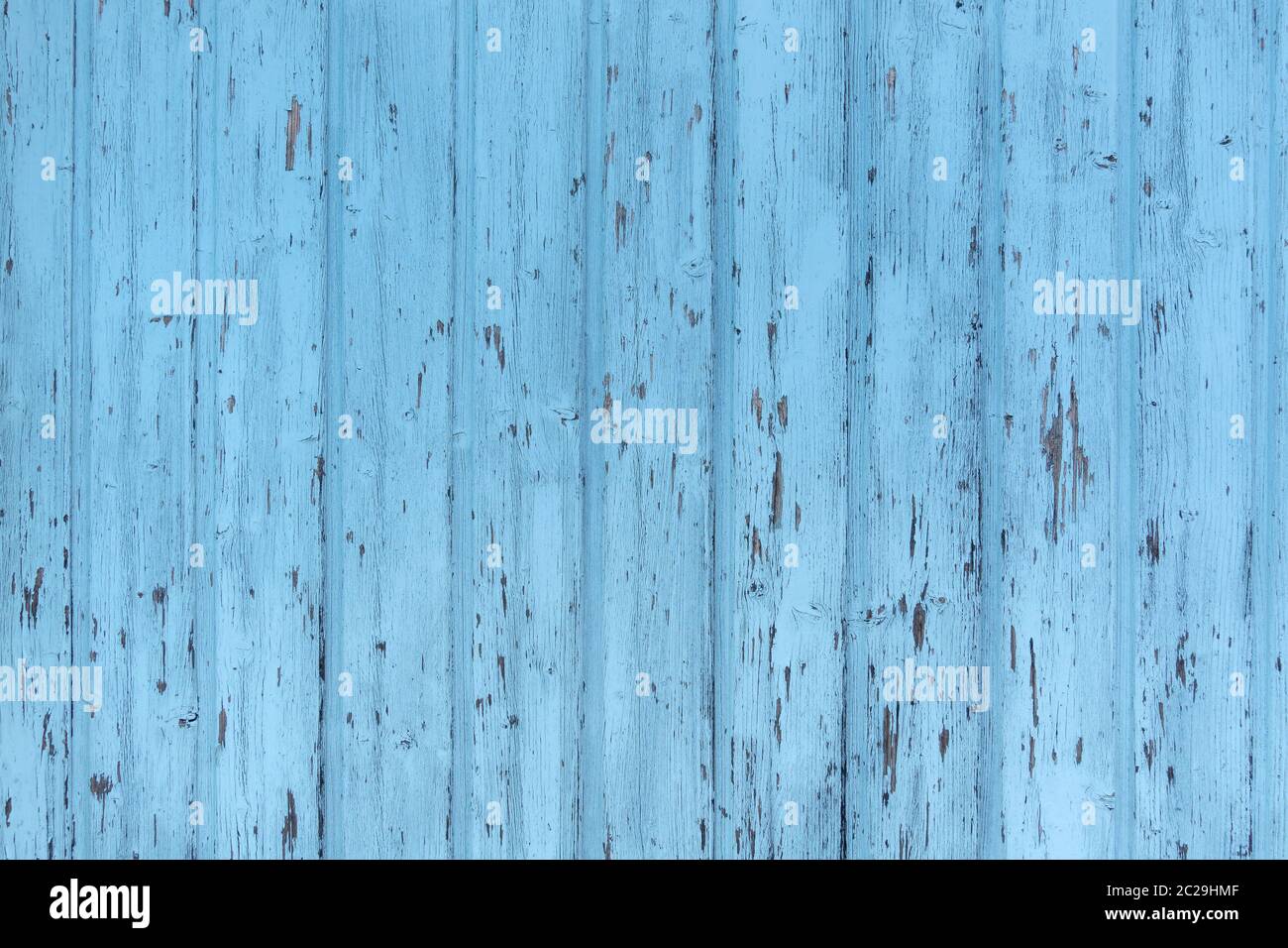 Détail d'un mur en bois bleu clair et abîmé en panneaux verticaux Banque D'Images