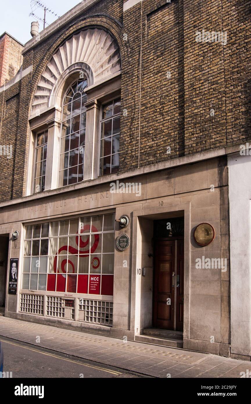 Londres, Royaume-Uni - 25 mars 2012 : entrée arrière du Théâtre Vaudeville dans le West End de Londres avec le Centre culturel hongrois. Le Fren Banque D'Images