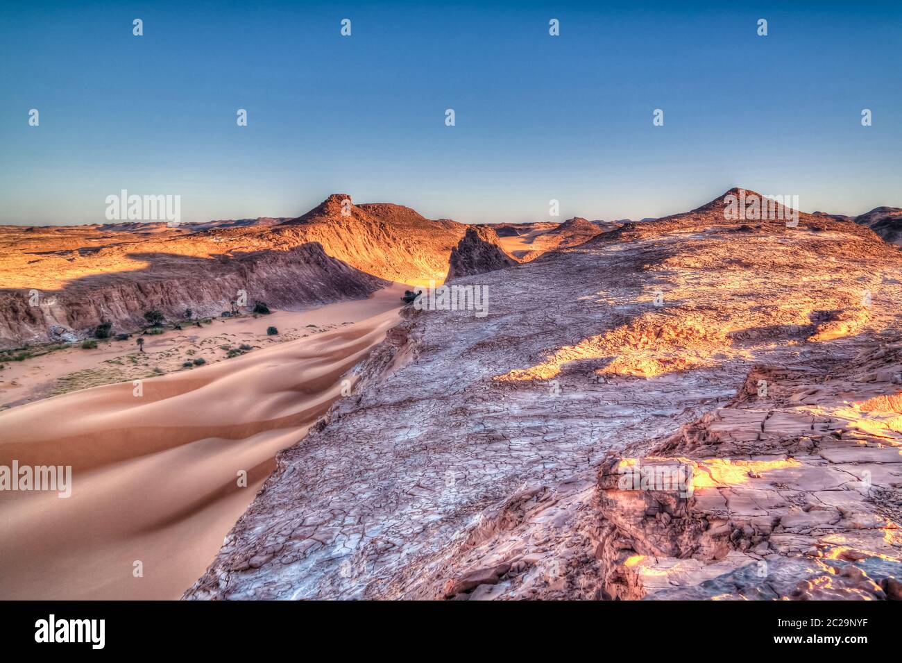 Paysage aérien panoramique près du lac Boukkou groupe de lacs d'Ounianga Serir à l'Ennedi, Tchad Banque D'Images