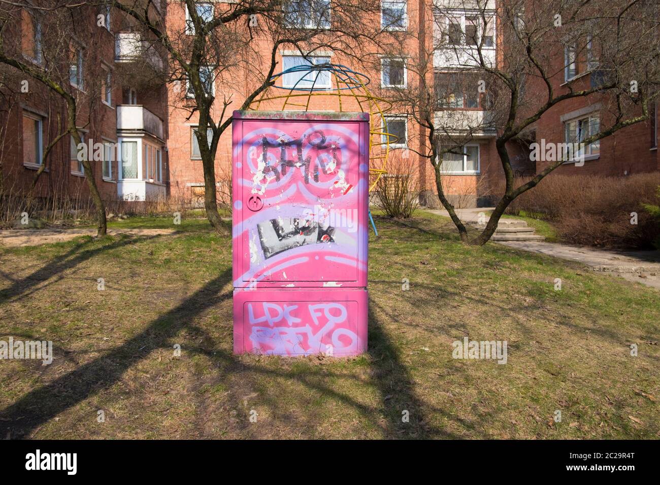 Un coffret électrique rose peint dans une cour d'appartements de l'époque communiste. À Vilnius, Lituanie. Banque D'Images