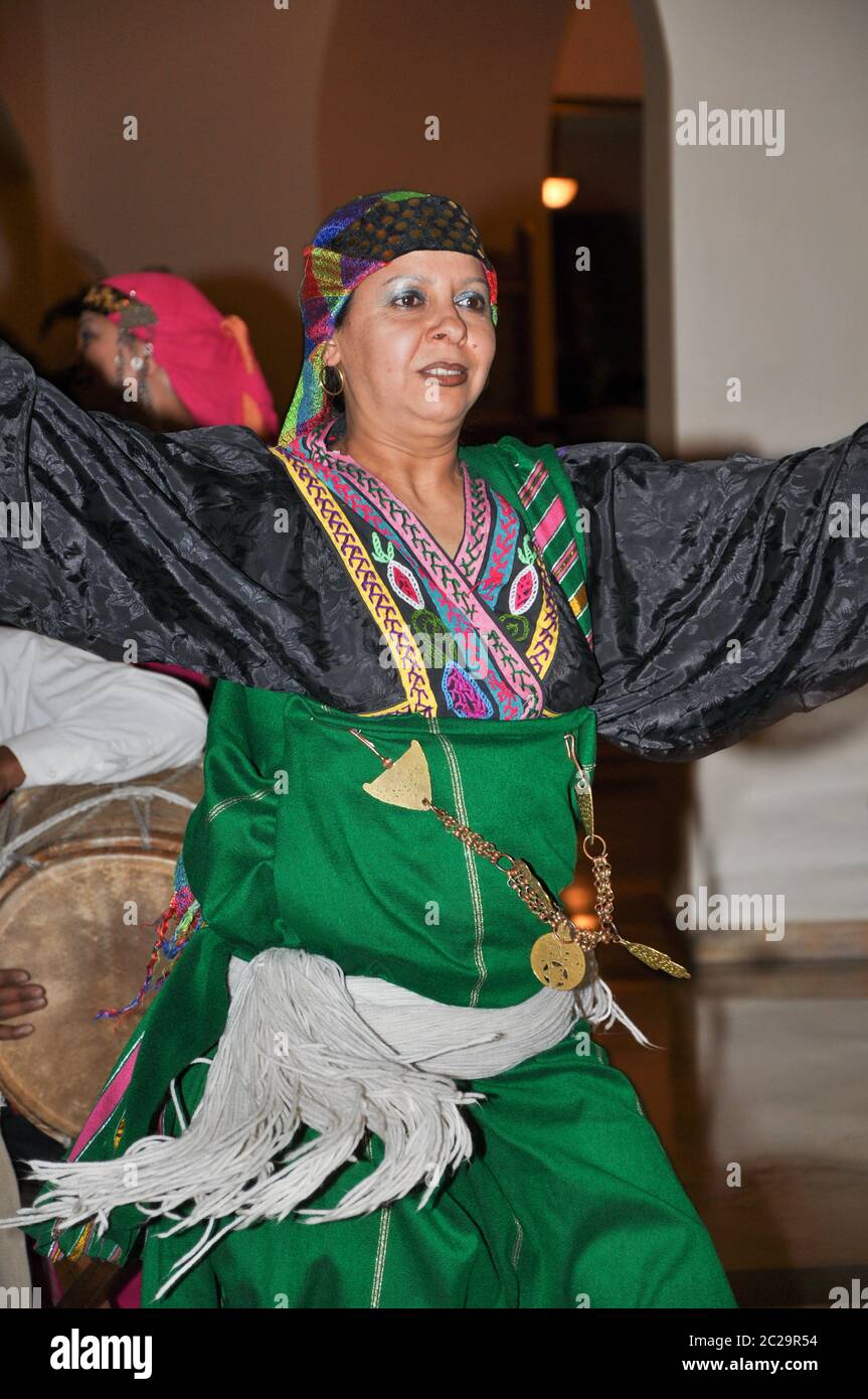 Danseuse du ventre, TUNISIE - 05 février 2009 : danseuse du ventre dansant des danses ethniques en robe traditionnelle. Banque D'Images
